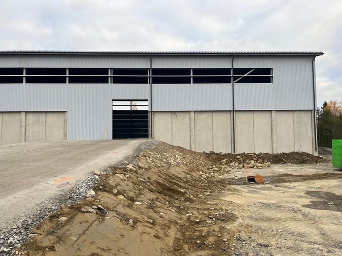 Kittilän Ecoaseman siirtokuormaushalli – ulkokuva, jossa näkyy Beam-Netin toimittama teräsrunko ja seinäpellit