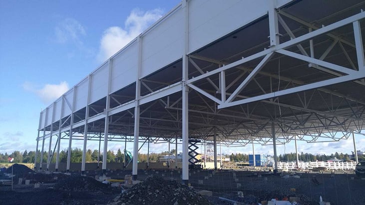 Taanilan liikekeskuksen 1. lohkon teräsrungon asennusvaihe Ylivieskassa syyskuussa 2025