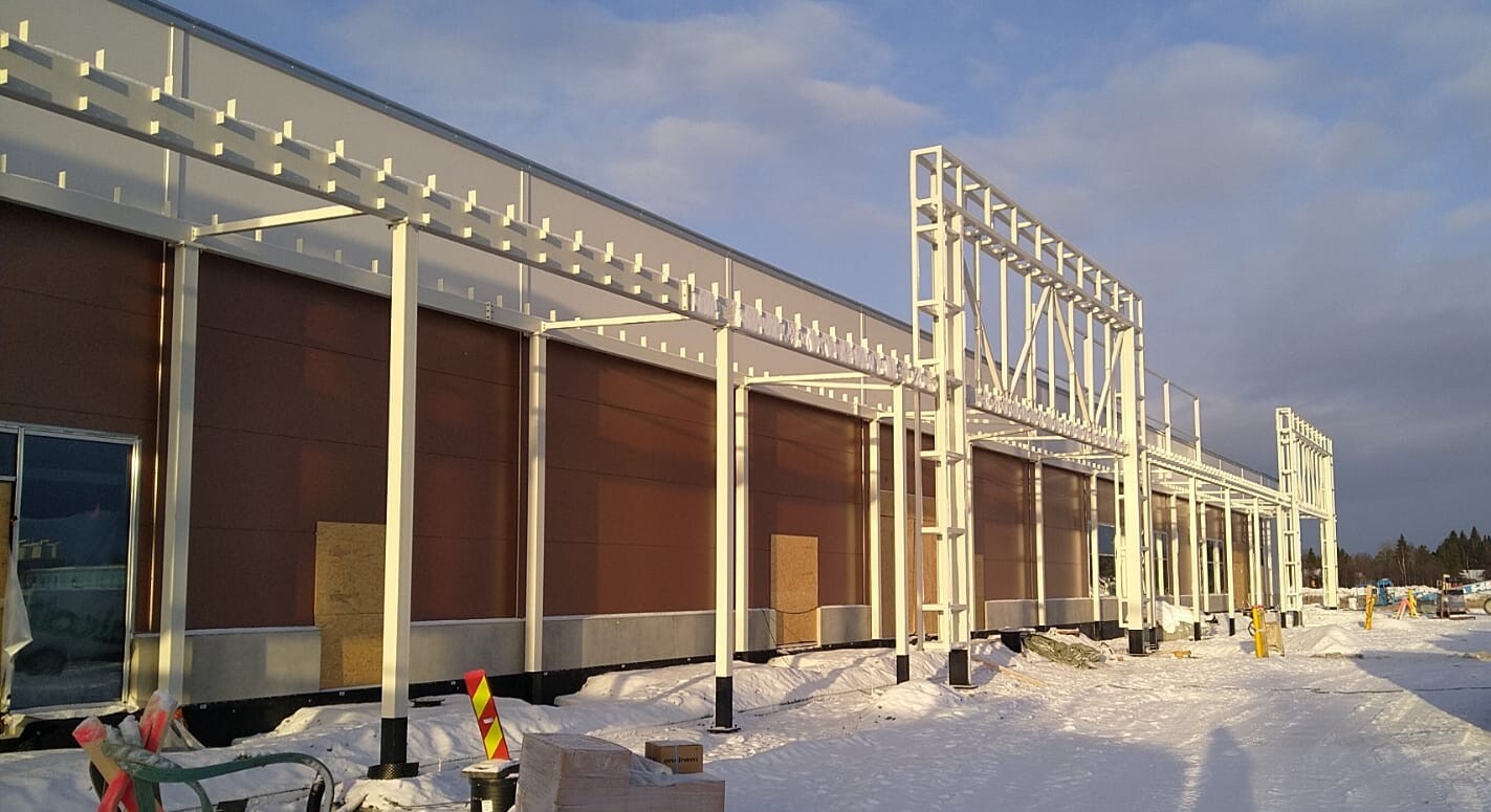 Taanilan liikekeskuksen pääsisäänkäynti Ylivieskassa – Beam-Netin toimittamat teräsrunkorakenteet
