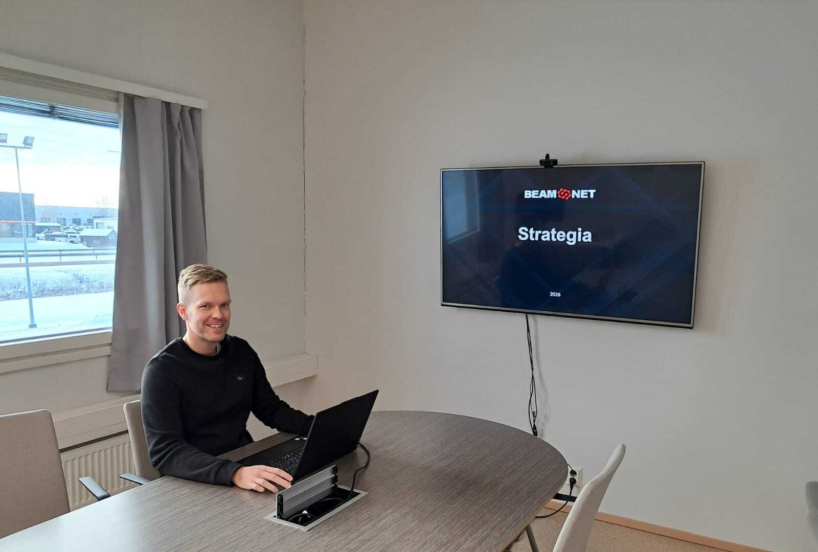 Beam-Netin operatiivinen johtaja neuvotteluhuoneessa strategiaesityksen parissa